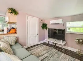 2 Mi to Public Pool! Cozy Naples Cottage w/ Patio
