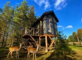 Viking Treehouse with Hot Tub, Sauna, Lake & Deer Park