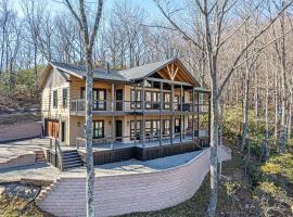 Luxury Log Cabin with lake view, hotel di Black Mountain