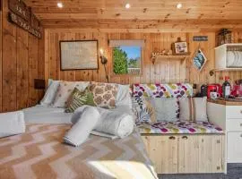 The Railway View - Luxury Shepherd's Hut Glamping in the Cotswolds, Pet Friendly by Blue Puffin Stays