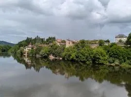 Maison sur la place du village en bord de Dordogne