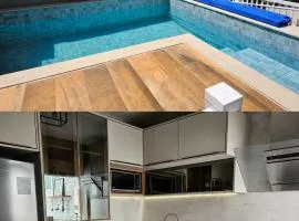 Casa moderna com piscina aquecida ar condicionado perto do centro e do aeroporto