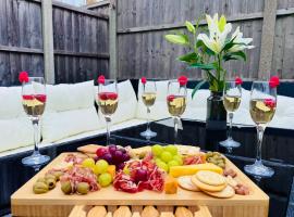 4BR Heathrow Base Free Parking Fast Wi-Fi, Hotel in Stanwell