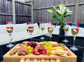 4BR Heathrow Base Free Parking Fast Wi-Fi