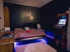 Appartement 2pieces borne arcade, air hockey et ordinateur