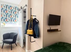 Micro Room for 2 | Easy Access to Central London, hotel in London
