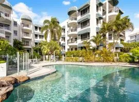 2BR Spacious with Balcony at Moffat beach - Coastal Breezes