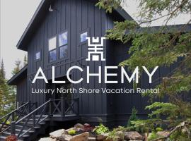 Ski, Golf, Trails, Winery, Lake View, Lutsen, Grand Marias - Sleeps 8, hotel in Lutsen