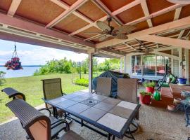 Viesnīca Gloucester Retreat w/ Backyard Oasis & Pier! pilsētā Glostera