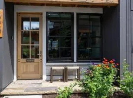 Stunning 3 Bedroom Townhome with Rooftop Patio and Hot Tub