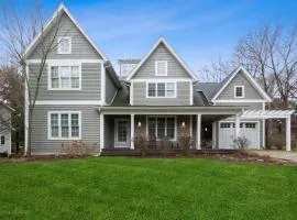 Mysa Retreat: Pool, Theatre, Fire Pit & More - 6+ Bedroom for 16 Guests!