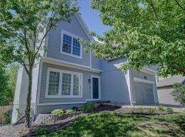 OLathe Lux Retreat 4 Bedroom Olathe Home 4 Bath 2K 3Q sleeps10: Olathe şehrinde bir otel