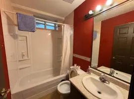 King George Corridor Modern Room - Easy Transit & Free Parking
