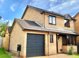 4 Bed Luxury House Near Silverstone F1 Parking Hot Tub, Hotel in Hardingstone
