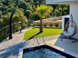 Bellord Lun, Private Heated Swimming Pool with Panoramic Sea View
