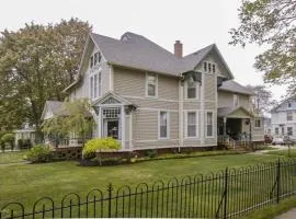 Historic Beach House 2 Blocks to Beach/Downtown w/Pool, Firepit, 7 BRs