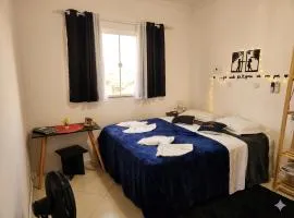 Quarto Casal Elegance Banheiro compartilhado Tela TV YouTube Apps Pousada Tijucas Lua encantada
