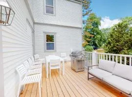 Beautiful home with Ping-Pong, fast WiFi & W/D - walk to dining