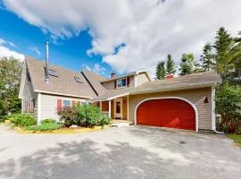 Dog-friendly, bayfront home w/rocky beach, full kitchen, washer/dryer & firepit