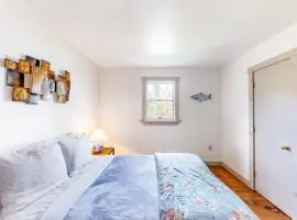 Dog-friendly, bayfront home w/rocky beach, full kitchen, washer/dryer & firepit