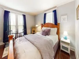 Ground-floor duplex with WiFi & W/D - walk to river and downtown