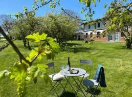 Ferienwohnungen Ostseestern - 7 Apartments, Obstgarten, Lagerfeuer, Spielplatz, Fußbodenheizung, Parken