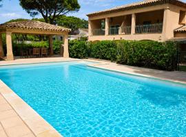 Appartement vue piscine à 2 pas de la plage, hôtel à Ramatuelle