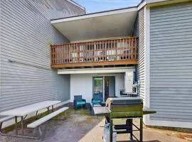 Convenient Dog-Friendly Townhouse w/Bay Views, Fast WiFi, A/C, Gas Grill, & More