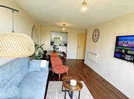 The Wooldridge 2BR A30 M25 M3 M4 Heathrow Parking