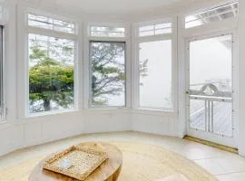 Spectacular oceanfront retreat with amazing views, sunroom & washer/dryer
