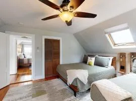 Charming, historic cottage with modern upgrades - stroll to dining & attractions
