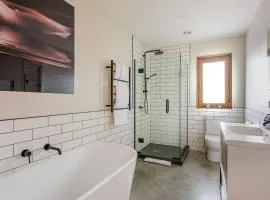 Waiora at 42- BBQ- Hot Tub- Free Parking-Fireplace