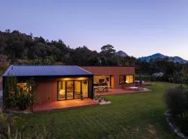 Waiora at 42- BBQ- Hot Tub- Free Parking-Fireplace