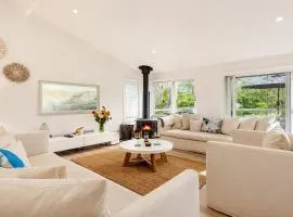 Great Family Retreat Just Moments To Macmasters Beach