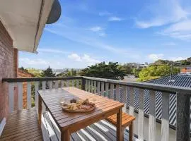 Spacious Sandy Bay Stay Near UTAS & Hobart CBD