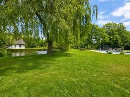 Chaumière entre rivière & champs, piscine privée