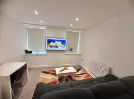Modern 1-Bed Flat with Workspace and Free Parking