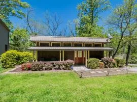 Newly Remodeled Cabin with Lake Views & Grill Patio in Rogers, Arkansas