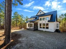 Cozy Cabin with Hot Tub & Fireplace in Broken Bow, Oklahoma