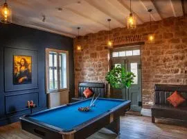 Modern Getaway with Whirlpool, Sauna & Arcade Gaming Fun in Glauburg, Germany