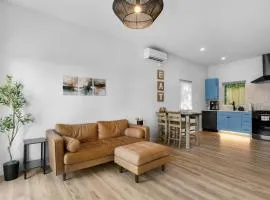 Modern suite Mins from DT Raleigh Ground Floor