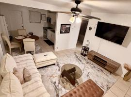 Miami Area Modern Near Sunny Isles Beach, hotel i North Miami Beach