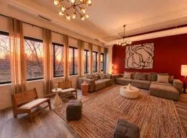 Luxury 6BR Suite with Pool Table Sleeps 12 Perfect for Group Stay Near McCormick Place, Grant Park and Soldier Field