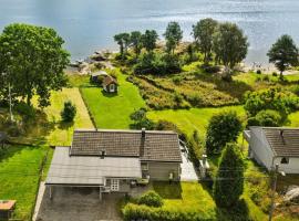 Isebakke ved Fjorden - 6 bedroom house by the fjord, hotell i Halden