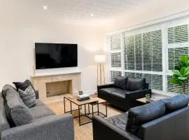Light-Filled Modern Home 3BR Pet-Friendly 5km-CBD