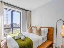 Luxury Modern One-Bedroom Apartment l Secure Parking l Fast Wi-Fi