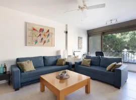 Cozy 3BR Apt w Big Windows 5 Min Walk From Beach