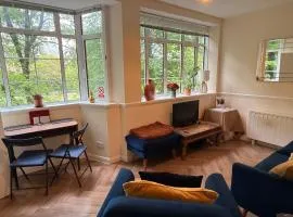 Royal Pavilion Garden Apartment with Parking