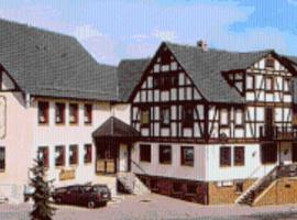 Landhotel Combecher, hotel s parkiralištem u gradu 'Neukirchen'
