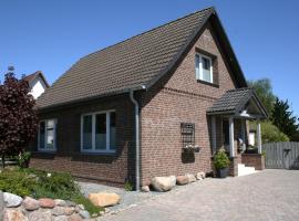 Frey - Ferienhaus über zwei Etagen mit Terrasse, hotel i Eggebek